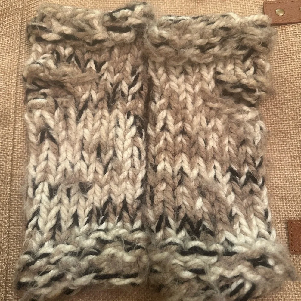 Hand knit Chunky Knit SOFT Fingerless Gloves with Flower Accent NWOT